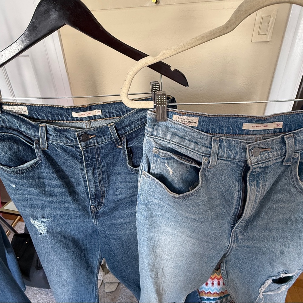 Size 31 Levi's Premium Women's Dark Wash 70s High Rise Flare Jeans - Picture 7 of 7